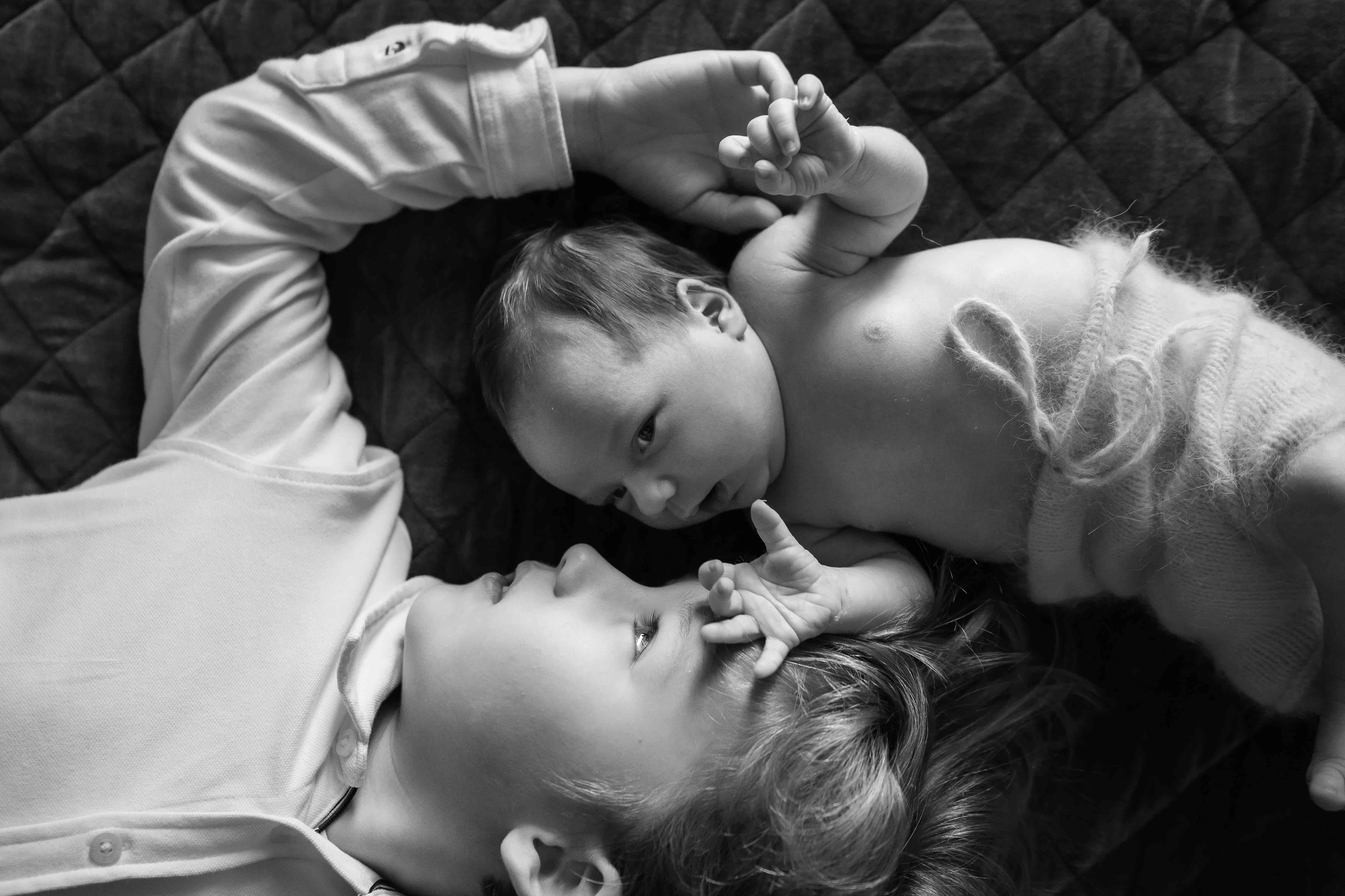 Baby and sibling photographer Munich - natural family photography