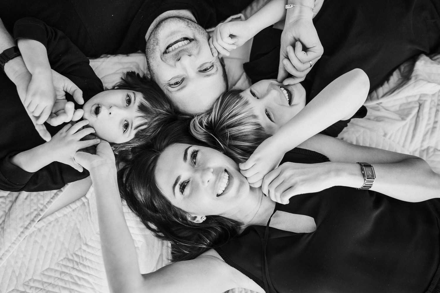 Family photographer Munich at home - natural family portraits