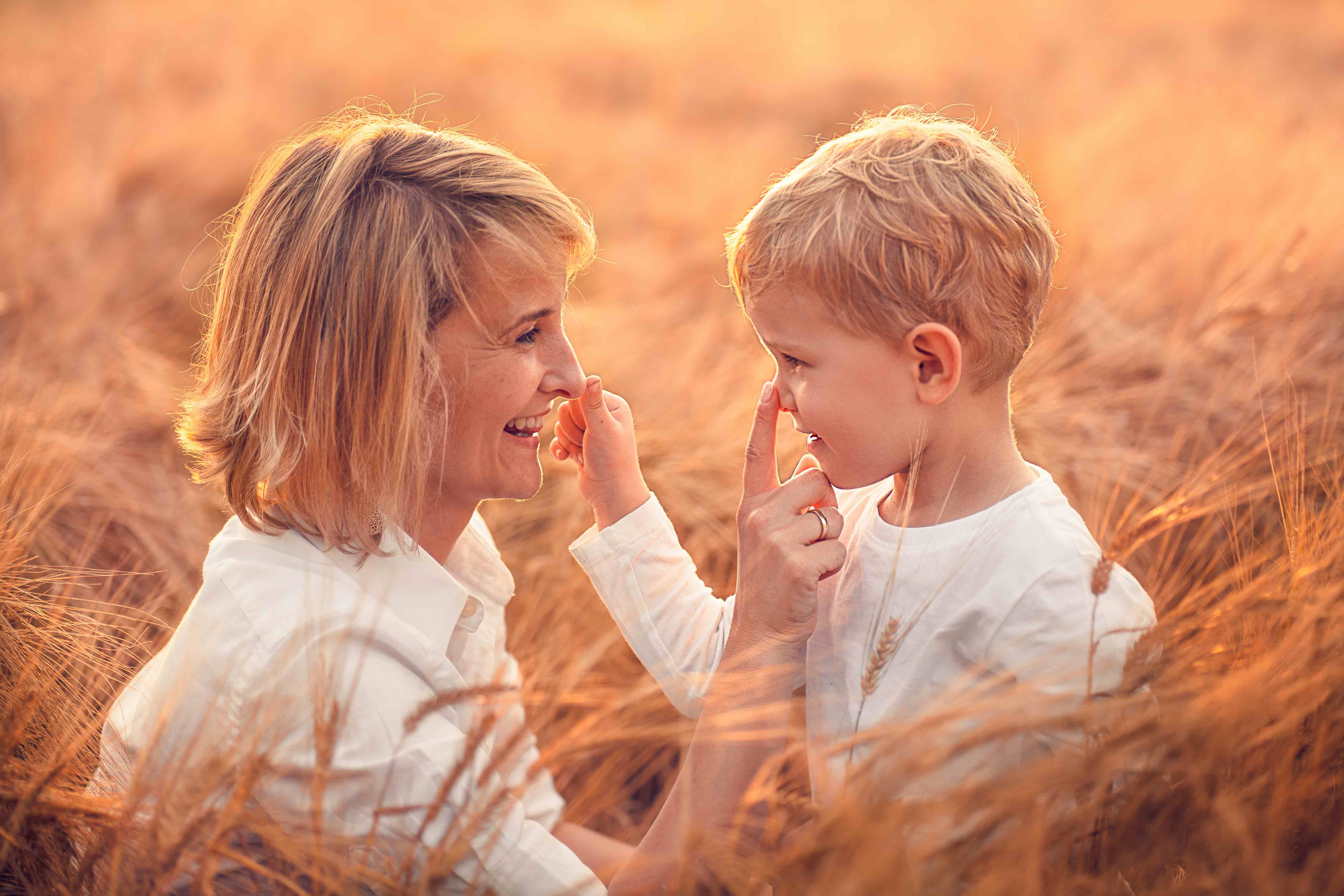 Outdoor family photoshoot Munich - mother and child photography