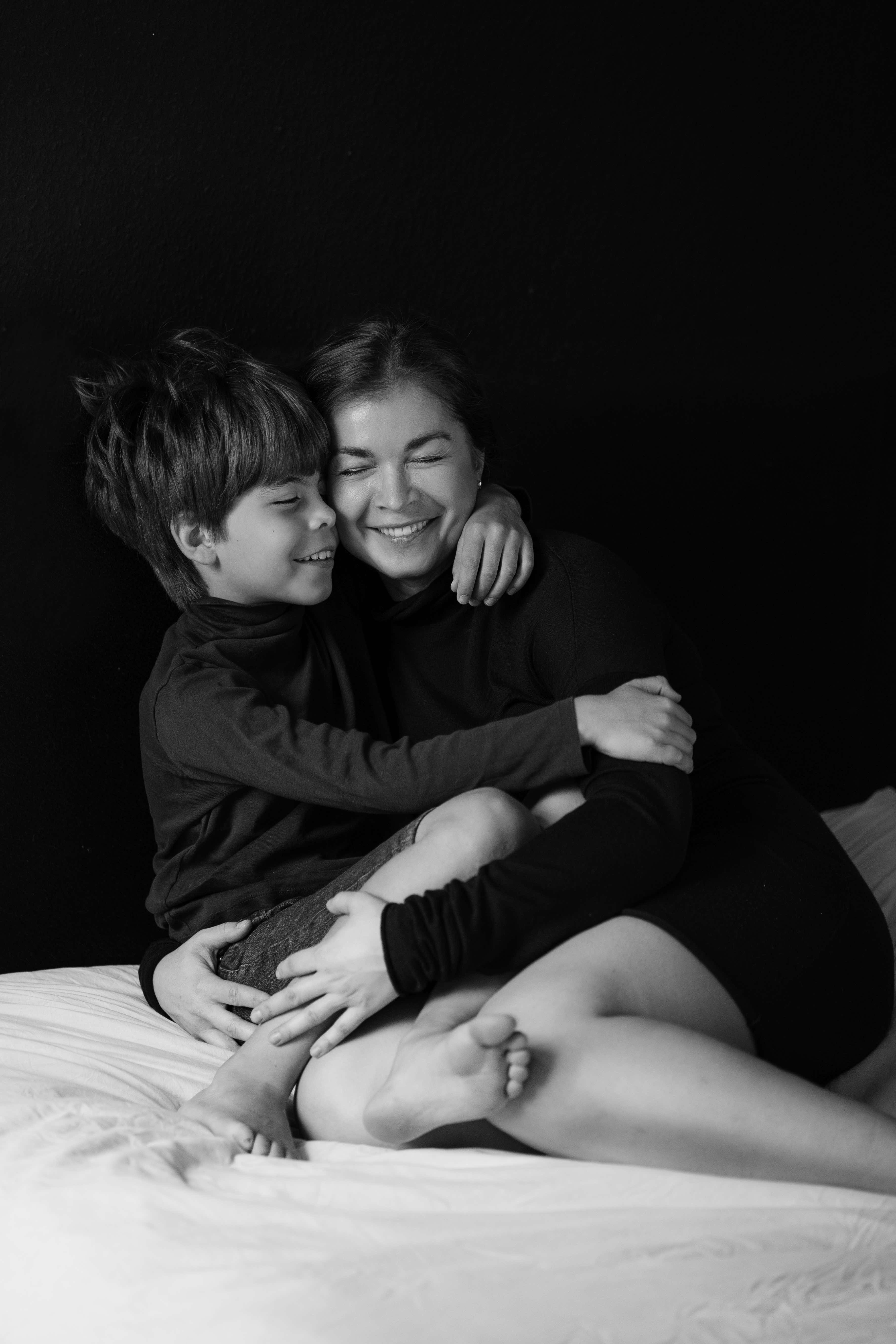 Black and white family photographer Munich - mother and child portraits