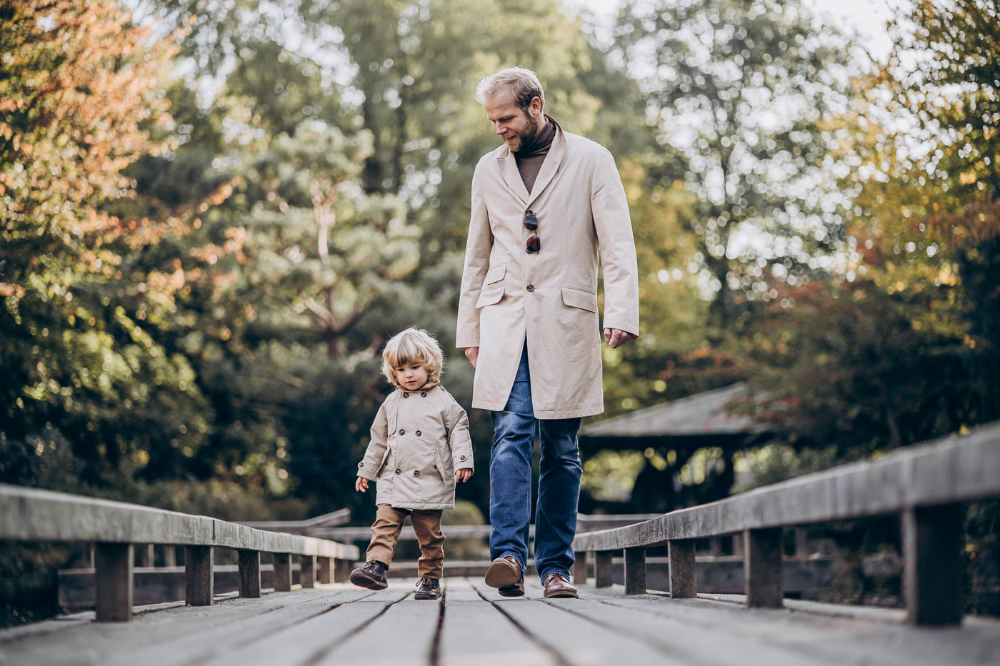 Parents with their children outdoors - family photographer Munich