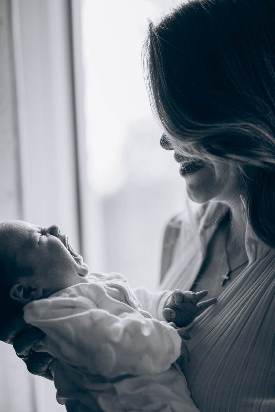 Mother and newborn photographer Munich - black and white baby photography