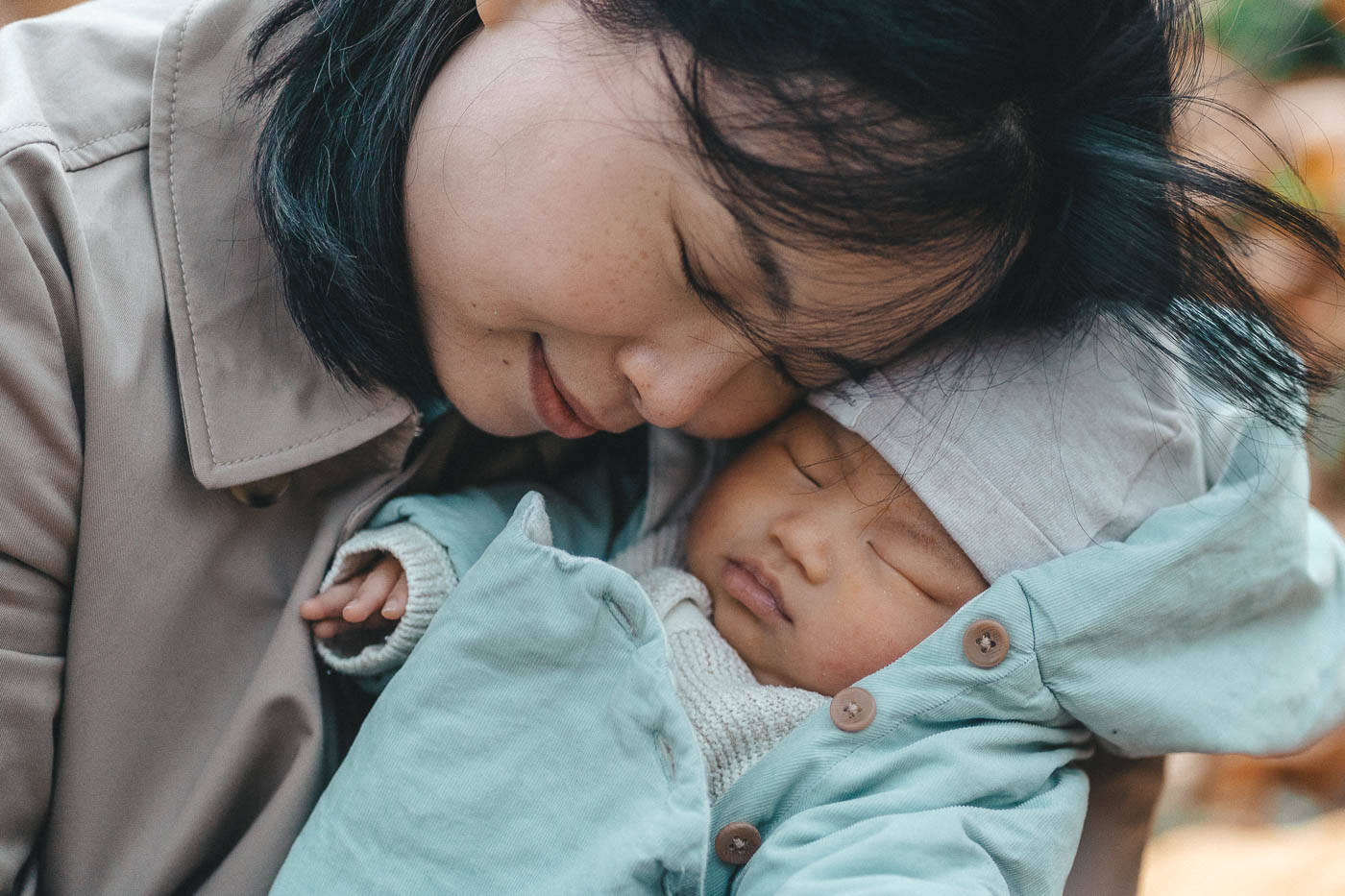 Lifestyle newborn photographer Munich - natural baby photography